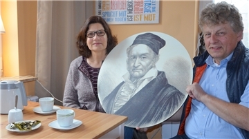 Magdalene und Michael Remmers eröffneten im Sommer 2016 das Kulturhaus am Wattenmeer, in dem Carl Friedrich Gauß eine besondere Rolle spielt. Nun verlassen sie Deutschland. Das Gebäude steht zum Verkauf.