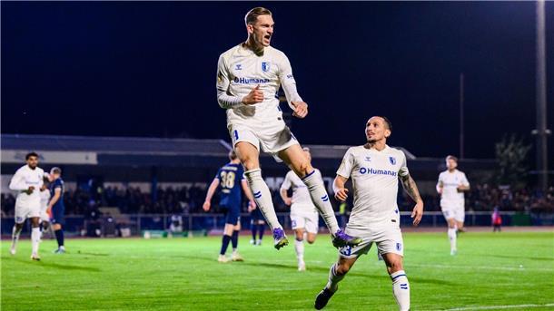 Magdeburg-Stürmer Maximilian Breunig jubelt über sein Tor zum 1:0 in Illertissen.