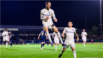 Magdeburg-Stürmer Maximilian Breunig jubelt über sein Tor zum 1:0 in Illertissen.