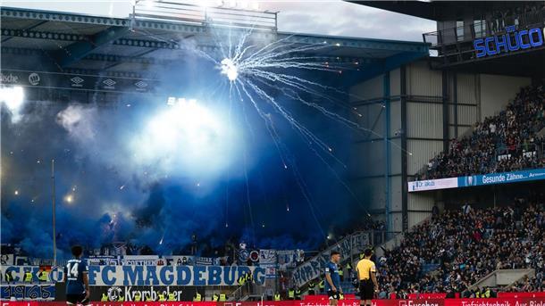 Arminia nach Sieg gegen Magdeburg Tabellenzweiter Magdeburger Fans sorgten für eine Unterbrechung der Partie in Bielefeld.