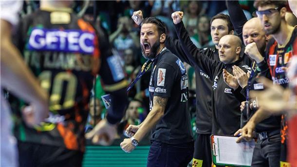 Magdeburgs Trainer Bennet Wiegert (M) gewohnt emotional an der Seitenlinie