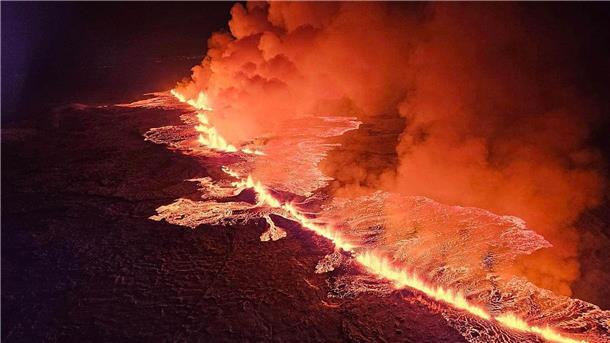 Erhöhte Ausbruchsgefahr in isländischem Vulkangebiet Magma strömt bei einem vergangenen vulkanischen Ausbruch in der Nähe von Grindavík aus einer Erdspalte.