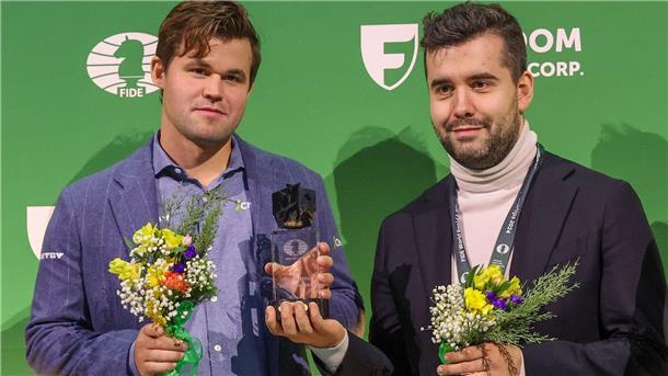 Magnus Carlsen (l) und Jan Nepomnjaschtschi teilen sich den Sieg bei der Blitzschach-WM.