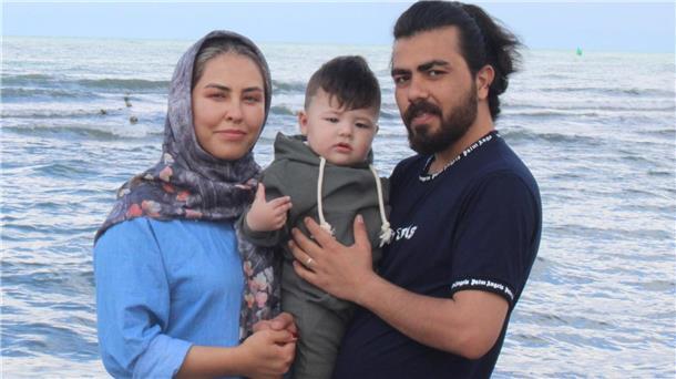 Mahdi Saberi mit Ehefrau Maria Hayaty und Sohn Moheb vor einem See. 