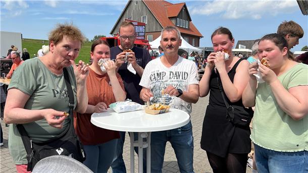 Besucher des „Hafenschmaus" in Fedderwardersiel genießen ihr Essen. 