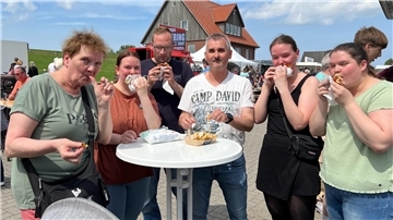 Besucher des „Hafenschmaus" in Fedderwardersiel genießen ihr Essen. 