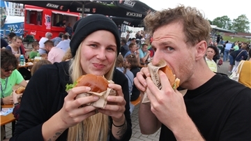 Mahlzeit: Im Fedderwardersieler Hafen kann man sich am Wochenende wieder durch die halbe Welt probieren.