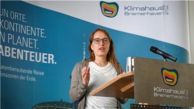 Mahnende Worte: Bildungsexpertin Tabea Dietrich von der deutschen UNESCO-Kommission bei ihrem Einführungsvortrag beim Klimasymposium im Conference Center des Atlantic Hotels Sail City Bremerhaven.