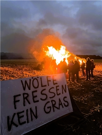 Mahnfeuer auf einem Acker in Wense: Landwirte und Weidetierhalter sprechen über ihre Sorgen und machen ihrem Unmut Luft.