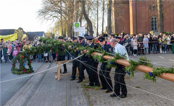 Maibaumsetzen in Stollhamm.
