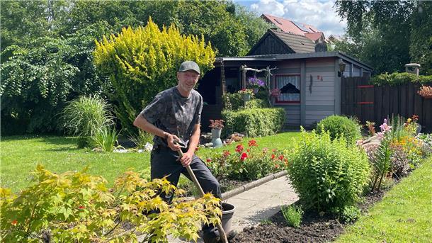 Mann im Garten