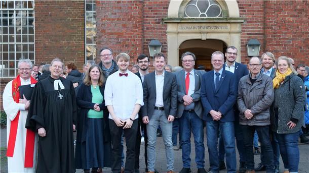 „So habe ich mir meinen Beruf vorgestellt“: Maik Müller als Diakon eingesegnet Maik Müller (vorne, 4. von links) wurde von Regionalbischof Hans Christian Brandy (2. von links) in der Gnarrenburger Paulus-Kirche als Diakon eingesegnet.
