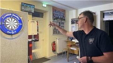 Mann an Dartscheibe