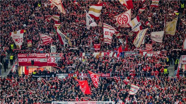 Henriksen rotiert kräftig – Mainz siegt in Europa weiter Mainzer Fans feiern den Europapokal-Abend.