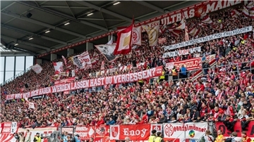 Mainzer Fans protestieren gegen Jürgen Klopps Engagement bei Red Bull.