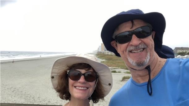 Sie trotzen Covid mit Kunst und der Ruhe am Strand  Mal einen Moment vergessen, dass Covid-19 existiert: Brigitte und Michael Pennington am Strand.
