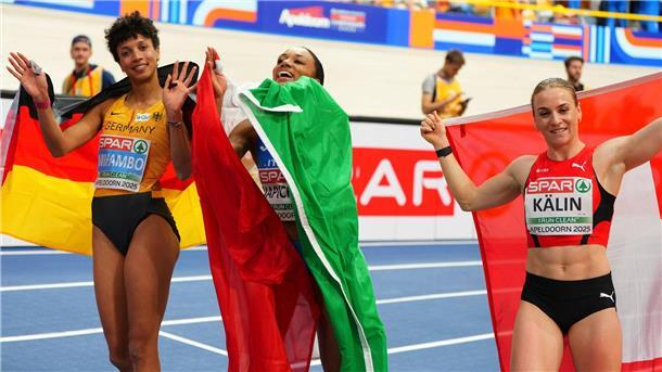 Ogunleye strahlt über EM-Silber - Mihambo rettet Bronze Malaika Mihambo (l) musste sich Larissa Iapichino (M) und Annik Kälin (r) geschlagen geben.
