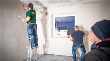 Maler- und Putzarbeiten beginnen mit fortschreitendem Innenausbau des Hauses in Dorum.