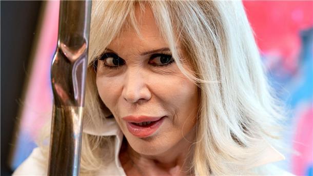 Porträt einer Ikone: „Amanda Lear, die Geheimnisvolle“ Malerin, Musikerin, Muse, Model, Moderatorin - Ikone der Pop-Kultur: Amanda Lear.