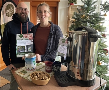 Malin Stoldt und Martijn Snijder bieten Glühwein an. Wer ein gutes Werk tun möchte, spendet das Pfandgeld für den Becher.