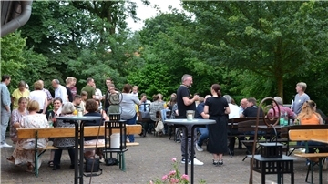 Malstedter Bürger pflegen angesichts der Jubiläen ein gemütliches Beisammensein auf der Terrasse der Alten Schmiede.