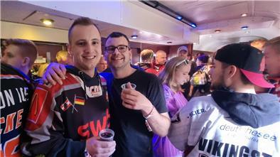 Pinguins-Fans stimmen sich mit Dauer-Party aufs Spiel ein Malte und Karsten sind den Pinguins sehr verbunden. Karsten bekam von seinem Kumpel Malte zum 30. Geburtstag ein ganz besonderes Geschenk, einen alten Schläger von Christian Wejse.