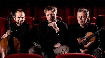 Malte Vief bringt Florian Mayer (Geige) und Matthias Hübner (Cello) mit ins Centraltheater.
