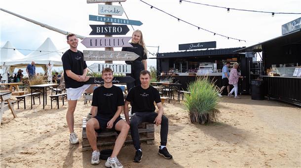 Malte (von links), Leonard, Bennet und Marie sind das Kernteam vom Freiluft-Bistro an der Wremer Küste. Sobald die Sonne scheint, steigt die Stimmung. Schließlich ist das Strandhus ein extrem wetterabhängiges Geschäft.