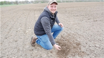 Landwirt Thees Schnackenberg hockt auch seinem Acker. Noch hat der Boden genug Feuchtigkeit, sagt der Wilstedter.