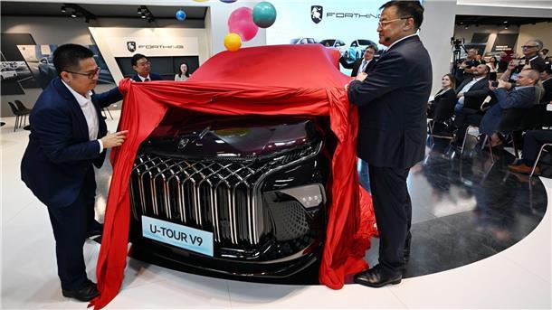 Manager der Dongfeng Liuzhou Motor Co. Ltd. enthüllen auf der IAA ein neues Fahrzeug der Marke Forthing.
