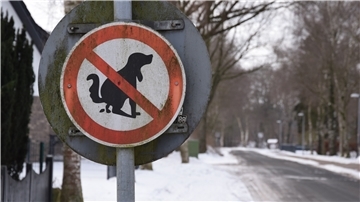 Manche Anwohner von Strecken, an denen Hundehalter gerne mit ihren Vierbeinern Gassi gehen, haben die Faxen dicke von den Hinterlassenschaften vor ihren Grundstücken und an Spazierwegen. Jetzt will die Gemeinde Selsingen Abhilfe schaffen.