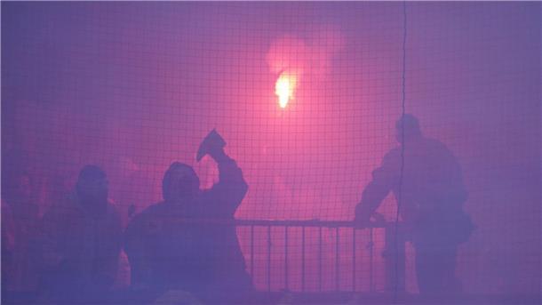 Neuer Fan-Trend? Zerstörte Stadion-Klos sorgen für Ärger Manche Fans nutzten zerstörtes Stadion-Inventar auch als Wurfgeschoss.