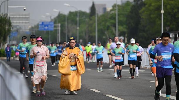 Manche hatte sich für den Lauf traditionelle Gewänder angezogen. 