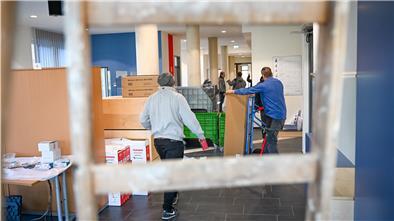 Manche Schreibtische, Stühle und Schränke sind schon drin, doch ab heutigen Mittwoch werden sämtliche Computer der rund 320 Mitarbeiter in die neuen Büros des Jobcenters gebracht.
