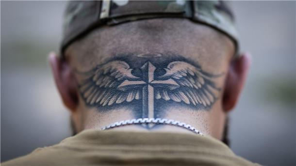 Manche Soldaten sind strenggläubig. Roman hat sich deshalb dieses Tattoo zu Beginn des Krieges als Schutz stechen lassen.