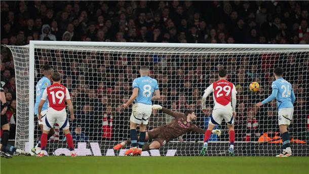 Premier-League-Hammer: Arsenal deklassiert Man City mit 5:1 Manchester Citys Torhüter Stefan Ortega (hinten) kann das 3:1 durch Arsenals Myles Lewis-Skelly nicht verhindern.