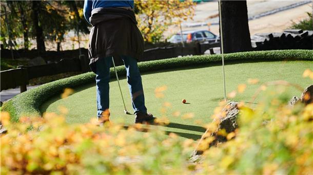 Warum manche Golfbälle nur beinahe im Loch verschwinden Manchmal ist es wie verflixt und der Ball kommt wieder aus dem Loch heraus. (Symbolbild)