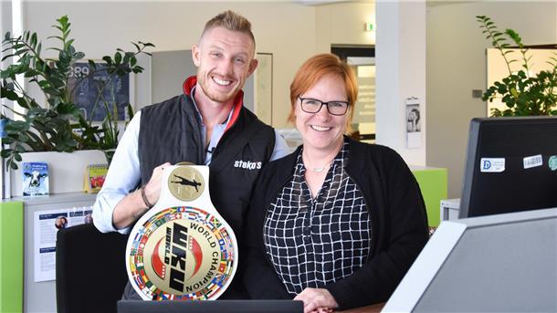 Manchmal kommen die Promis auch am Schreibtisch vorbei – wie hier Kickbox-Weltmeister Pascal Schroth.