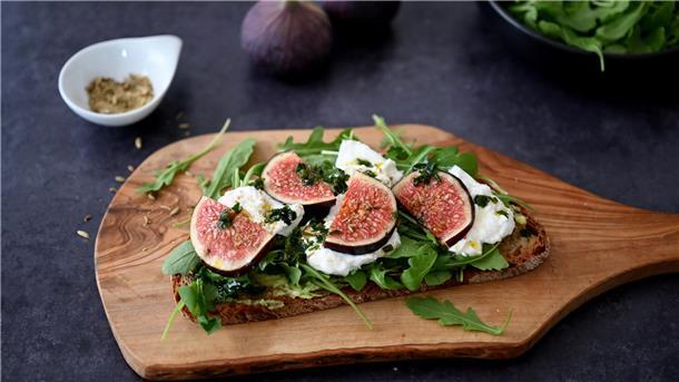 Ein Brot mit Avocado 