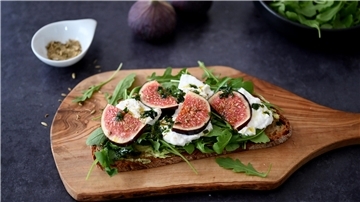 Ein Brot mit Avocado 