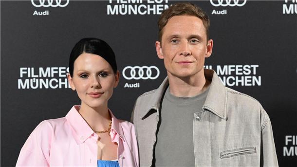 Matthias Schweighöfer rasselte durch Führerscheinprüfung „Manchmal schweigen wir auch einfach nur im Auto. Das ist dann eine gute Stille.“ (Archivbild)