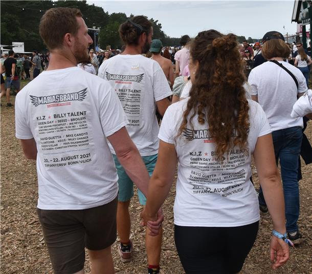 Deichbrand 2023: Das sind die verliebtesten PAARE auf dem Festival (Fotos) Manchmal sind es die kleinen Gesten und Momente, die echte Intimität zeigen.