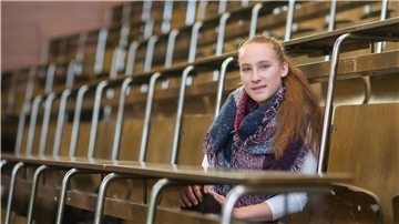 Mandy Hoffmann sitzt in einem Chemie-Hörsaal der Technischen Universität TU Braunschweig. Im Sommer bestand sie als damals 14-Jährige ihr Abitur mit Bestnote 1,0 und studiert nun an der TU Chemie und Mathematik - inzwischen ist sie 16 Jahre alt.