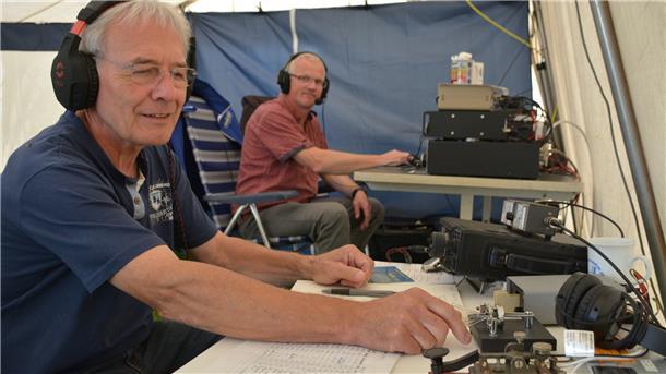 Am Preußeneck mit der ganzen Welt in Kontakt Manfred Baake (vorn) und Thomas Gröne aus Burhave (hinten) pflegen als Amateurfunker weltweite Kontakte.