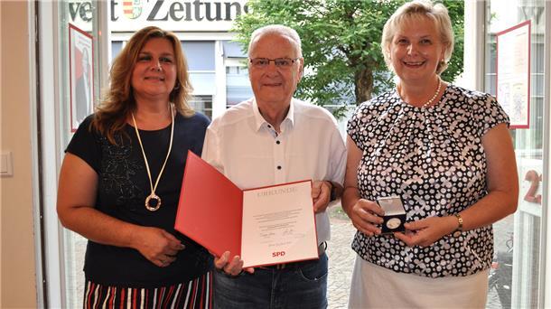 Ehrungen bei Braker SPD: Hommage an Manfred Brau Manfred Brau wurde mit der Willy-Brandt-Gedenkmedaille von der Landtagsabgeordneten Karin Logemann (rechts) und der Ortsvereinsvorsitzenden Ioanna Terzi geehrt.