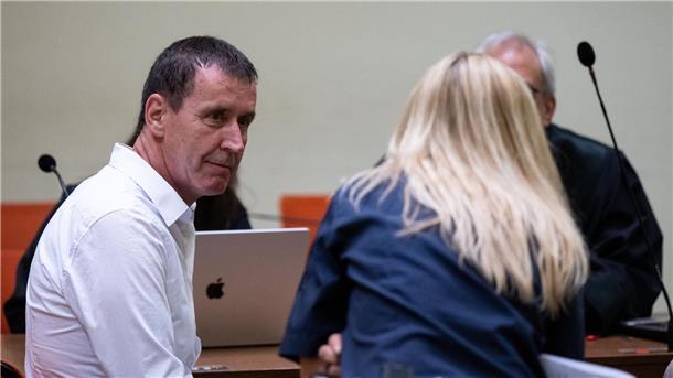Manfred Genditzki (l) sitzt vor Prozessbeginn im Gerichtssaal.