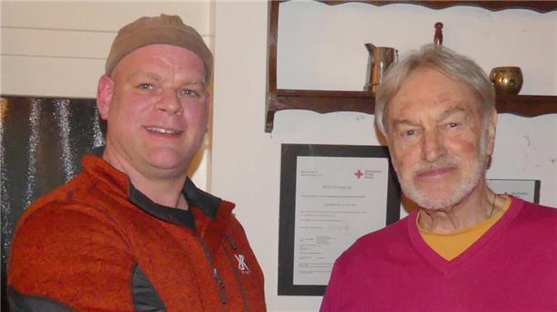 Generationswechsel: Garvin Griebel übernimmt Vorsitz im Midlumer Heimatverein Manfred Hilbers (rechts) übergibt den Vorsitz des Midlumer Heimatvereins an Garvin Griebel.