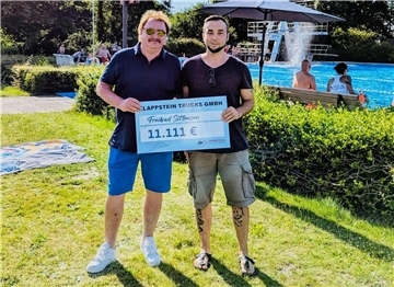 Manfred Klappstein (links) übergibt Sebastian Brandt, dem Vorsitzenden des Fördervereins Waldbad Sittensen, einen symbolischen Scheck über 11.111 Euro.