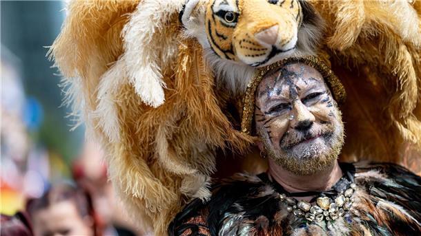 Hunderttausende feiern friedlichen CSD in Berlin Mann als Tiger: Viele Teilnehmer haben sich die Mühe gemacht, sich besonders ausgefallene und farbenfrohe Kostüme für die Parade zurechtzumachen.