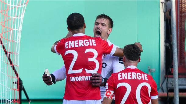 Dank Ersatzkeeper: Cottbus wirft Hannover aus dem Pokal Mann des Spiels: Energie-keeper Alexander Sebald.